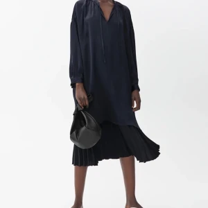 Arket satin tunic dress - Strl 36, 100% viskos. Använd 3-4 gånger. 