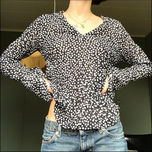 Blus  - Så fin och i sjukt skönt material! Köpt p humana för ett år sedan. När jag har använt den har jag haft kragen nedvikt, som på första bilden, vilket funkar prima! Men fin med kragen också ! 