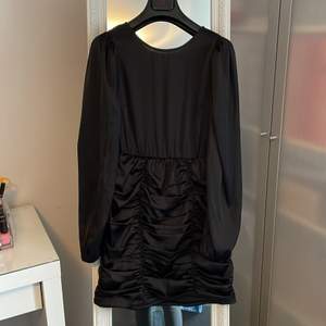 Ny klänning från Vera Moda i storlek xs, nypris 400kr och jag säljer den för 150 kr eller bud, köpare står för ev frakt!💗