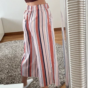 Croppade byxor  - Byxornas material är väldigt mjukt och luftigt, passar perfekt för sommaren! De är croppade och har även ett bälte! Har använts fåtal gånger. Ingen retur. Alla plagg som säljs tvättas noga innan leverans! Det är bara att skriva om du har några frågor eller vill se fler bilder på plagget! <3