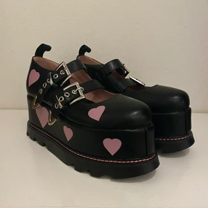 söta skor från lamoda - sjukt söta skor från lamoda med hjärtan. köpta här på plick med två synliga defekter, därav priset. originalpris är 1100 kr. älskar men var tyvärr för stora för mig och har därför aldrig kommit till användning.