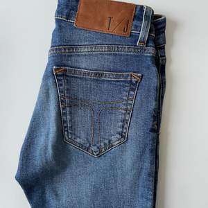 Säljer ett par i jeans från Tiger of Sweden i storlek W26 L32 i nyskick. Nypris ca 1600 kr, mitt pris 450 kr eller högstbjudande. Kan mötas upp i Uppsala alternativt postar förutsatt att köparen betalar för fraktkostnad 🙌🏼💙