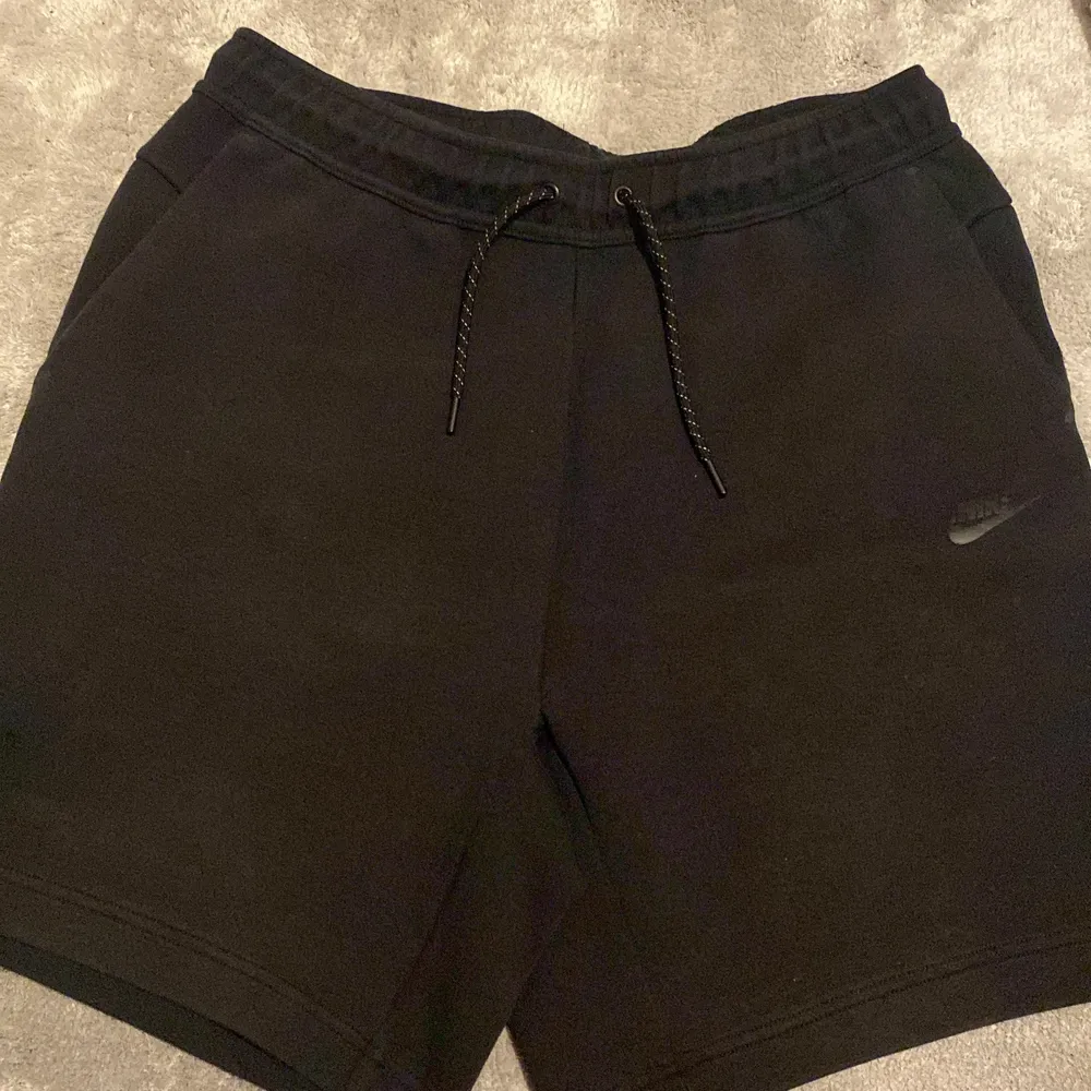 Säljär svarta Nike tech fleece shorts. Nästan aldrig använda.. Shorts.