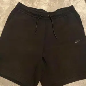 Säljär svarta Nike tech fleece shorts. Nästan aldrig använda.