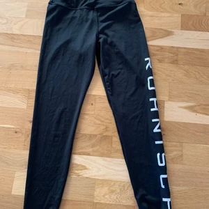 Röhnisch tränings tights, storlek S  - Ett par fina tränings tights i väldigt bra skick. Använd bara 1-2 gånger. Passar bra till de som har storlek xs i vanliga fall. Frakt kostnaden ingår ej (vet dock inte vad det kostar). 