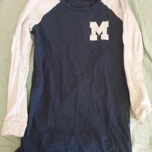 Baseboll tröja - Vita ärmar och mörkblå tröja i bra skick. Strl S. Tar kontant och Swish. 