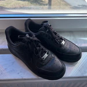 Svarta Nike Air Force 1 - Svarta nike air forces som jag bara har använt 2-3 gånger. Kommer tyvärr inte till användning pga att de inte är min stil längre😇 Vill bli av med dem fort så jag säljer dem billigt❤️