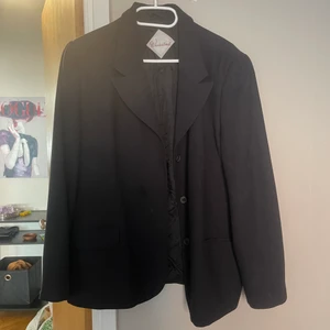 Svart kavaj  - En snygg svart kavaj i strl 48!! Väldigt snygg och skön!! 