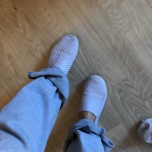 Vita sneakers  - Skor som är väldigt lätta att bara hoppa i, mjuk sula och går att ha lös häl om man vill (kolla sista bilden). Svårt att se storleken på dem men skulle säga 38, dock är dem väldigt mjuka och töjbara, så funkar nog som en storlek mindre eller större också.