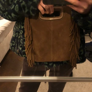 Maje bag - Väska från Maje, köpt på NK i Stockholm för ca 1 år sedan. Den har en lite missfärgning på baksidan som man ser på sista bilden. Pris kan sänkas vid snabb affär! 