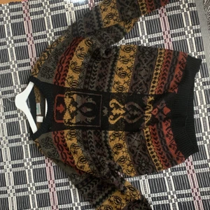 Stickad - En skit snygg sweatshirt som köptes på beond retro säljs för att den inte kommer till användning 