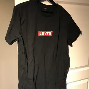Bild 1: Levis t-shirt, schysst skick, endast använd vid 1 tillfälle, storlek L.     Bild 2: långärmad Levis t-shirt, storlek M.        Bild 3: Levis sweatshirt, har aldrig använt, storlek M.
