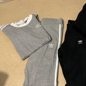 Adidas  - Alla artiklar är äkta, i nyskick och använda endast ett fåtal gånger.   Gråa tights stl. 34, men enligt mig S/M - 70kr (nypris 299kr). Grå t-shirt stl. S - 70kr (nypris 299kr). Svarta tights stl. 34 - 70kr.  Svart jacka stl. S 150kr (nypris 579kr).