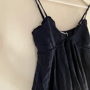 volang linne - Super fint volang linne nu till sommaren i storlek L💙  Frakt alternativ: ”PostNord brev”(frimärken) Mellan 12-72kr beroende på vikt (50-500g)  ”Skicka lätt”(spårbart) Vikt Max 1kg = 66kr Vikt Max 2kg =99kr  ”PostNord blå påse” 45-110kr beroende mängd av plagg (s- xl)