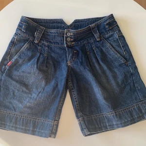 Shorts  - Ett par skit snygga lågmidjade shorts köpta på loppis i nyskick. Inga defekter. 