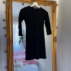 En svart underklänning som är ganska kort. Säljer för har aldrig fått användning för den. 