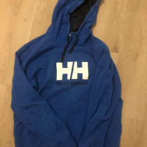 Helly Hansen hoodie - Jag säljer min oversize hoodie som e storlek L och den e för lång för mig. Jag har vanligtvis M men M va slut vid tillfället. Den är i nyskick eftersom jag har inte använd den mer än 5 tillfällen och alla tillfällen var i skolan. 