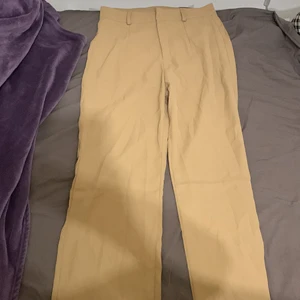 Kostymbyxor - Säljer dessa byxor pågrund av att de e snäppet för stora för mig. Aldrig använda så i ny skick. köpte för 300kr. Jag är 164 cm och längden är bra.  Priset går att diskutera vid snabb affär