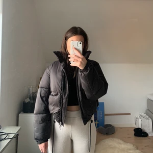 Weekday, puffer jacket Storlek: XS - Jackan är använd ett fåtal gånger och i väldigt bra skick. Skulle säga att den passar alla med storlek xs- m. 