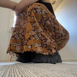 Såååå snygg kjol 💕 färgen är mer ”stark” i verkligen, väldig fin med lappen kvar (550kr i Urban outfitters)! Storlek M men är väldig elastisk och är xs, perfekt som lågmidjade! 