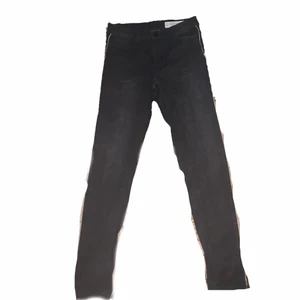 Low rasied y2k jeans - Low raised y2k jeans som jag har knappt använt och är i top kvalite. Skriv vid intresse <3