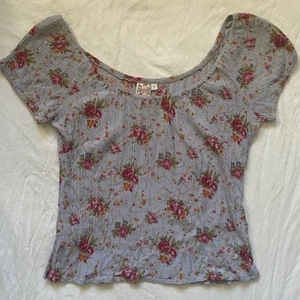 Indiska Vintage Topp - Vintage 80/90s indiska topp med minimal slits på sidorna. Fick av min moster men aldrig använd. Strl S men passar oxå Liten M. Köparen står för frakt! ❤️