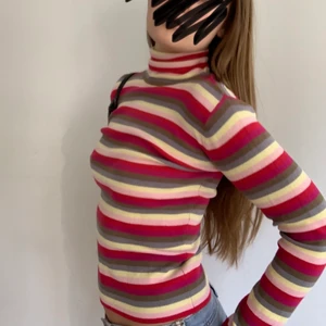 randig polo i nyskick  - Snygg randig polo i nyskick. Frakt på 45 eller så möts vi på söder! 💝