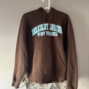 Brun Hoodie - Säljer den här bruna hoodie! En del använd men i mycket gott skick. Kan mötas upp i Söderköping eller Norrköping eller frakta mot betalning 🤎 passar S/M