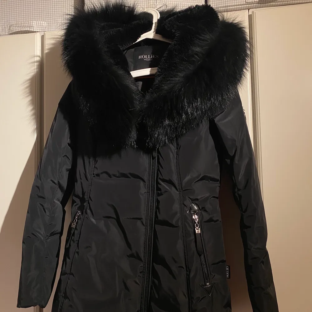 Säljer min hollies jacka som är använd en vinter. Den är i storlek 32 (XXS) med äkta svart päls. Nypris 4590:- säljer den för 1800:-. Jackor.