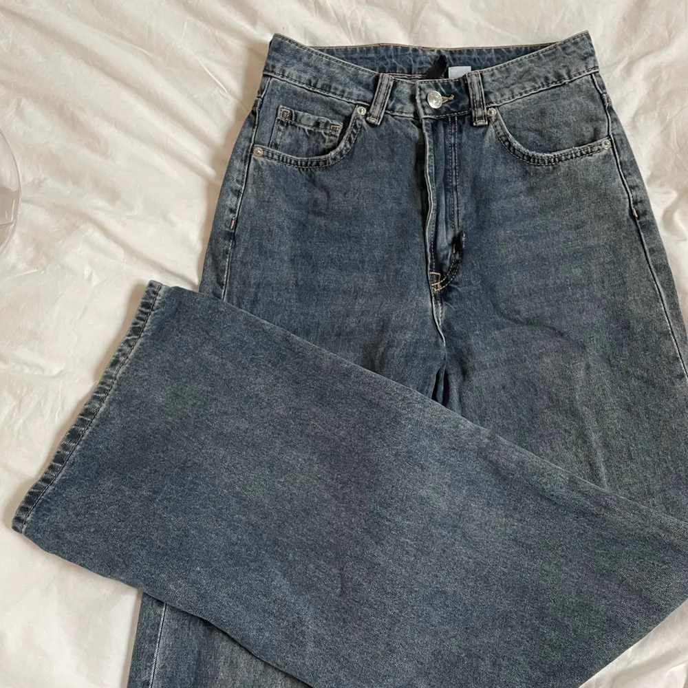 Wide leg jeans från hm, använda ett fåtal gånger. Finns en liten reva vid dragkedjan men är ingenting som egentligen syns :). Jeans & Byxor.