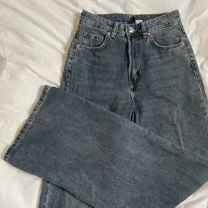 Wide leg jeans från hm, använda ett fåtal gånger. Finns en liten reva vid dragkedjan men är ingenting som egentligen syns :)
