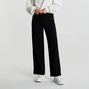 Svarta Kostymbyxor  - Fina svarta kostymbyxor. De är jätte sköna men sitter lite kort på mig.