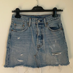 Levis Jeanskjol - Superfin jeanskjol från Levis som tyvärr blivit förliten. Fint skick🥰