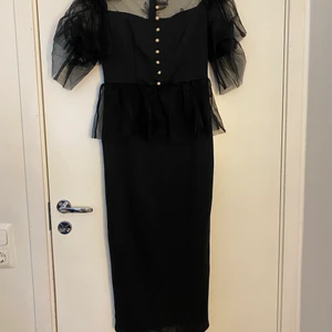 Svart klänning  - Oanvänd klänning med pärlor på toppen
