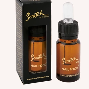 Scratch Nail Food 10 ml - Scratch Nail Food® är en konditionerande nagelolja som gör nageln stark och mer elastisk. Oljan kan användas till alla naglar: torra, skivade, spröda, sköra, mjuka och hårda.   Scratch Nail Food kan användas på både naturliga, konst­gjorda och lackade naglar. Använd en droppe 2-3 gånger per dag för att hjälpa nageln att återfå sin rätta balans och fuktighet och få styrka och flexibilitet.  Nypris hos apoteket,lyko,kicks etc 149 kr