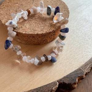 Säljer detta super gulliga armband med stenar och pärlor, pris kan diskuteras om de önskas💗 Skriv privat om du har några frågor💕
