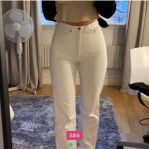 Vita jeans - Lånad bild! Fina raka jeans från weekday i modellen arrow som är iprincip oanvända💕