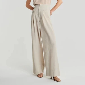 Linnebyxor Gina Tricot - Superfina högmidjade linnebyxor från Gina. ❤️‍🔥 Endast provade. Som bilden visar är de skrynkliga, men det löser sig med en strykning. ;) 