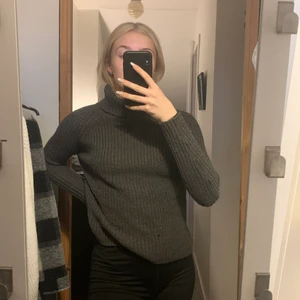 Grå stickad tröja -  Denna tröja har jag använt en gång och är bortsett från det i gott skick. Den har i designen 6 hål på varje höger och vänster sida så dom hålen ska vara där, samt att materialet är helt okej stretchigt. 🤍