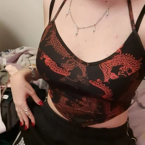 Shein topp S - Linnet är i gott skick och andvänds 1-2 gånger. Köptes förra året från shein, De har ett band som knyts runt nacken. Drakmönstrat och ganska tajt