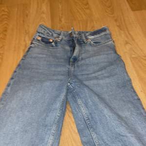 Krämvita bootcut jeans | Plick Second Hand