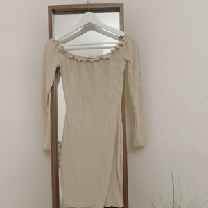 Klänning  - Figurformad klänning från Nelly i ljusbeige