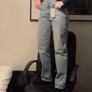 Jeans - Straight jeans från Cubus i storlek S. Inte jätte mycket använda då jag inte kände att de var min stil. Bilderna är från när jeansen är nyköpta. Köparen står för frakt