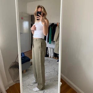 Byxor - Gröna byxor i en linneblandning. Perfekta till vår o sommar. Storlek m, men passar mindre. Jag är 167 för referens. Pris inklusive frakt!!!❤️❤️❤️