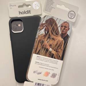 2 Holdit mobilskal för iPhone 11, svart och transparent. Helt oanvända då det blev ett felköp! 75kr styck eller 100kr för båda!✨