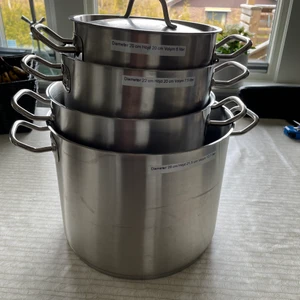 Kastruller - Den stora rymmer 20 liter, den näst största rymmer 12,5 liter, den efter rymmer 9,0 liter, den andra 7,5 liter och den sista rymmer 6 liter. Den stora för 800kr och de andra 700 tillsammans. Allt tillsammmans för 1500kr