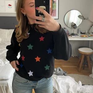 Tröja - Säljer denna jätte fina tröja i storlek s från monki. Sitter lite oversized och har färgglada glittriga stjärnor. Passar de som har s-m beroende på hur de vill att den ska sitta🙂