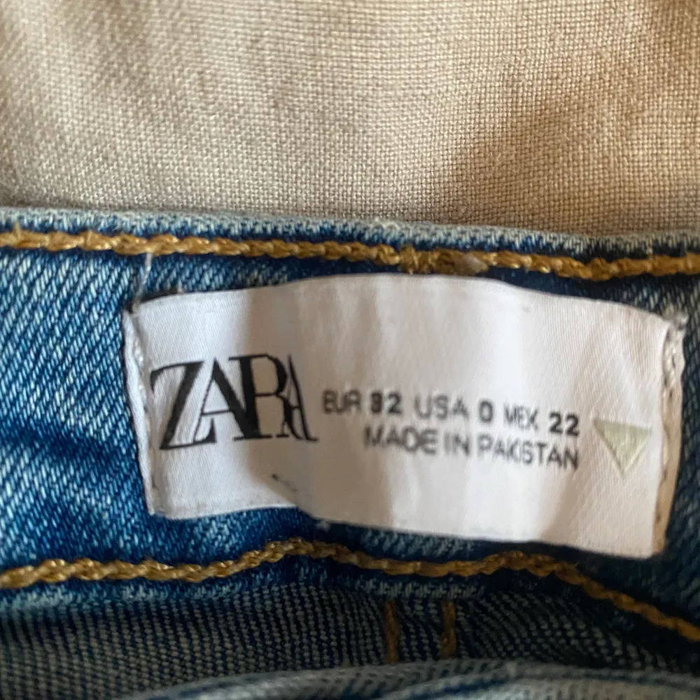 Fina slutsålda jeans från zara med slits! Jag har klippt ca 0,5 cm längst ner för dom är långa i storleken! ❤️. Jeans & Byxor.