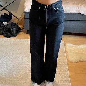 säljer svarta jeans (lager 157) som inte kommer till användning. bra i längd för mig som är 160