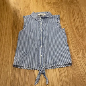 Sjorta/blus 💙🎸🙏 - Den sitter verkligen perfekt! 💜 Den har det bästa materialet någonsin 🤩Jag älskar volangen vid arm öppningen!! Den blir även finare med en krage som sitter så skönt i nacken. 😍 De vita kapparna är ett perfekt sätt att göra så toppen ser så mycket härligare ut! 💕💕